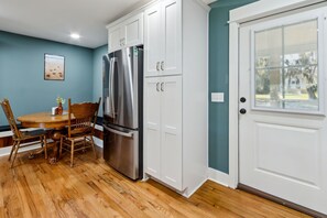 Dining - Charming 2BR home in Saint Marys Historic Downtown: Dining, Shops, Ferry Steps Away (Saint Marys)