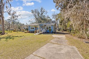 Exterior - Charming 2BR home in Saint Marys Historic Downtown: Dining, Shops, Ferry Steps Away (Saint Marys)