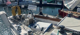 Cozy Getaway Aboard Intrepid – Relax and Unwind on the Water!