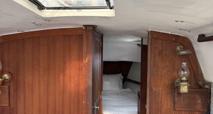 Cozy Getaway Aboard Intrepid – Relax and Unwind on the Water!