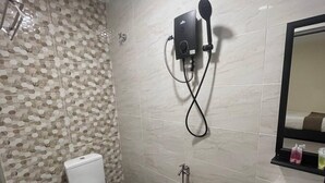 Ένα μπάνιο με τουαλέτα, ντους και νιπτήρα.