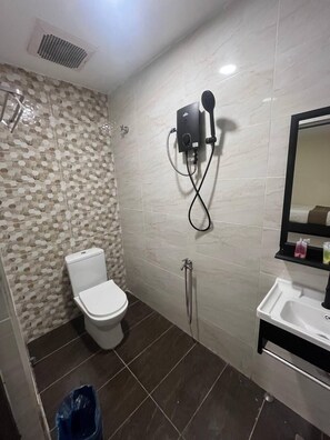 Standard Twin Room | Bathroom | Free toiletries, towels, shampoo, toilet paper - Enrich Hotel Setia Alam by uBook (Shah Alam)