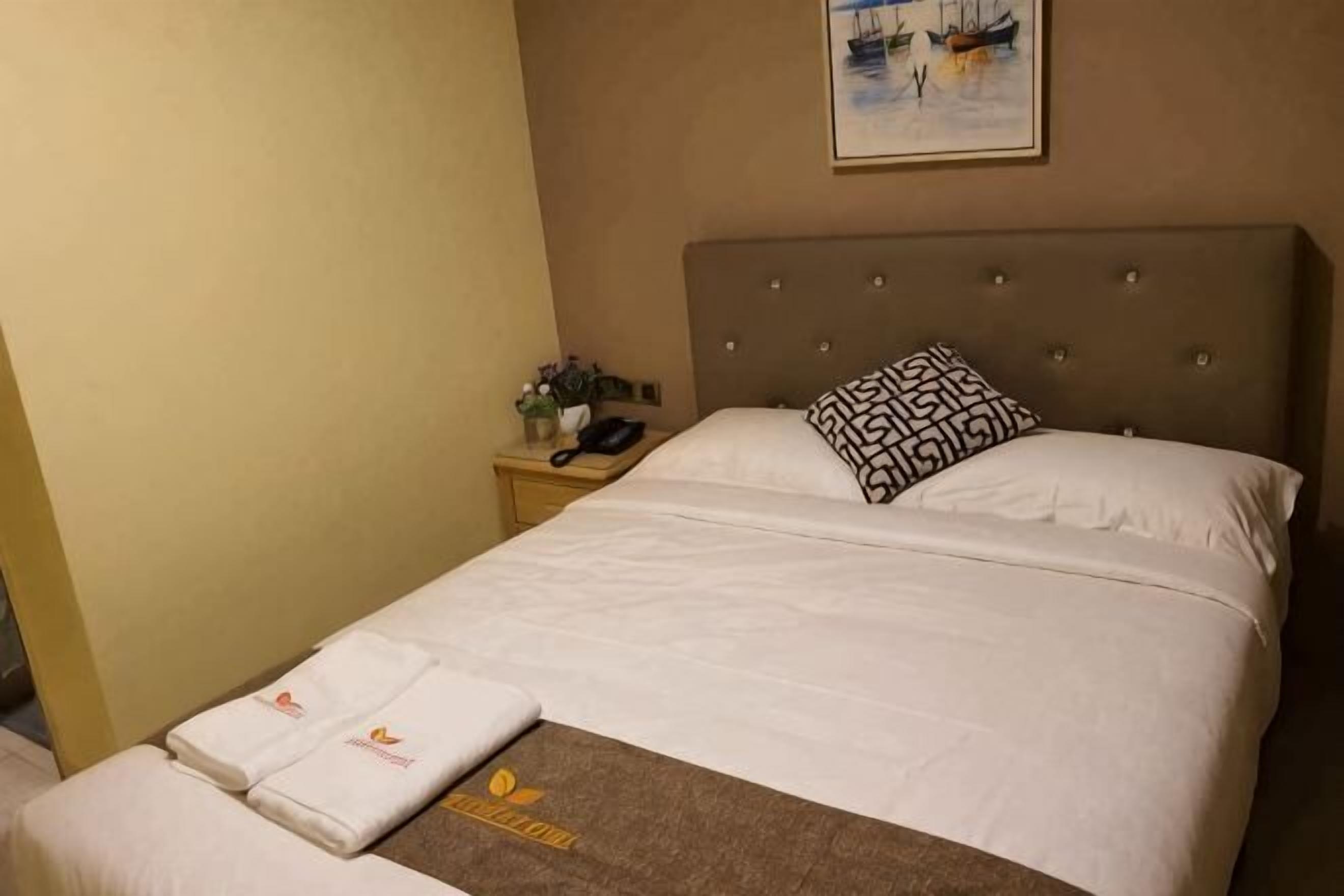 Een strijkplank/strijkijzer, gratis wifi, beddengoed
