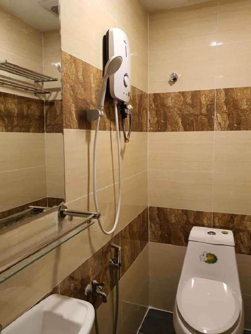 Un baño con ducha, inodoro y lavamanos.