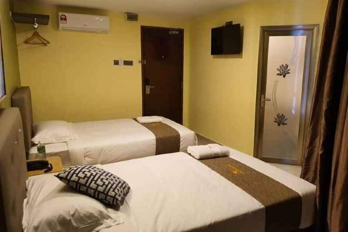 Iron/ironing board, free WiFi, bed sheets