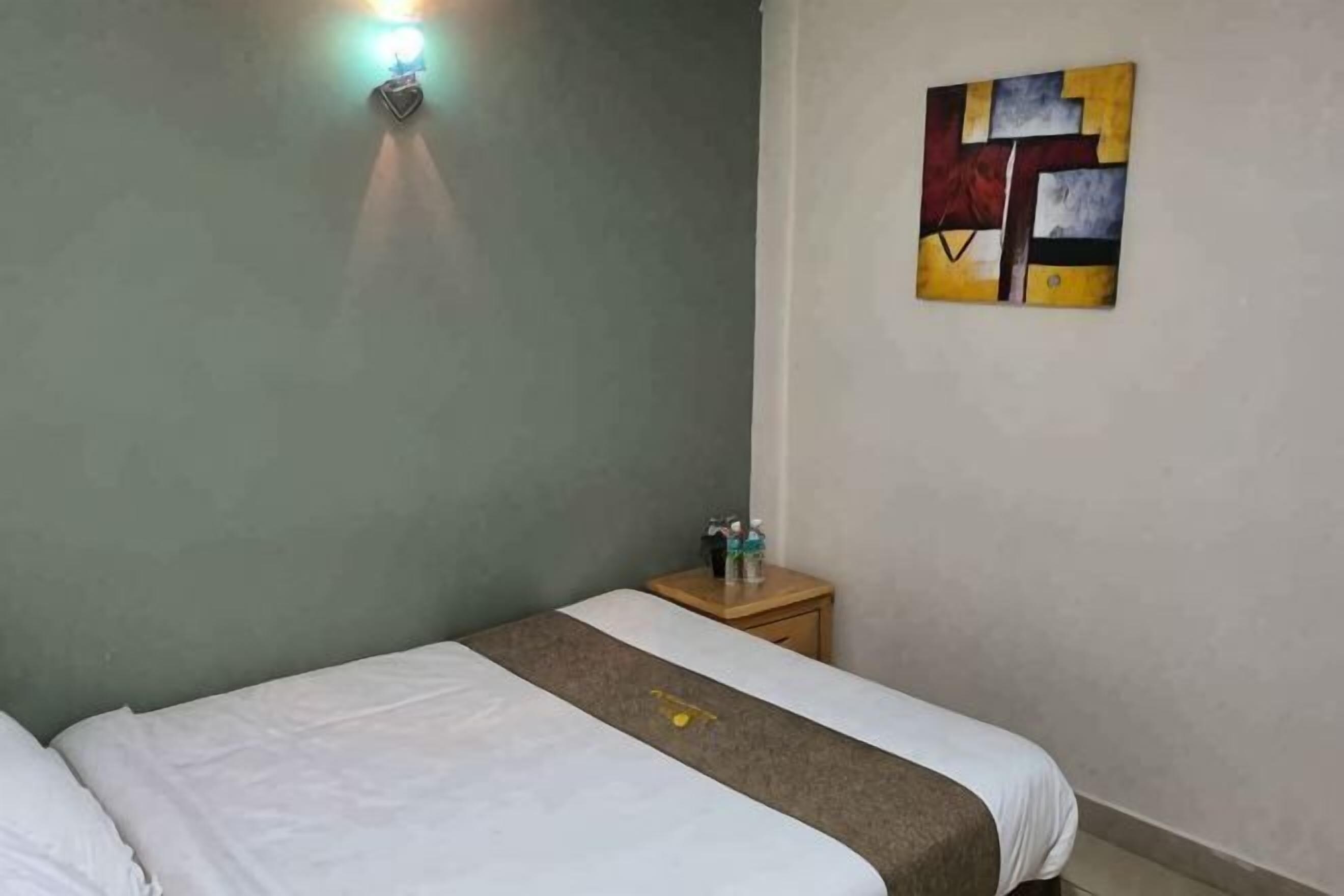 Een strijkplank/strijkijzer, gratis wifi, beddengoed