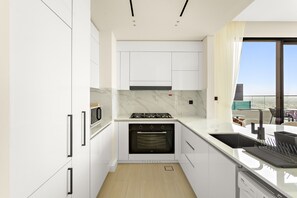 Jääkaappi, mikroaaltouuni, uuni, astianpesukone