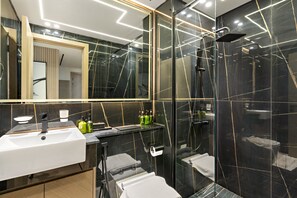 Shower, hair dryer, towels, soap - Luxurious 2 BD with Private Jacuzzi in JVC (Dubai)