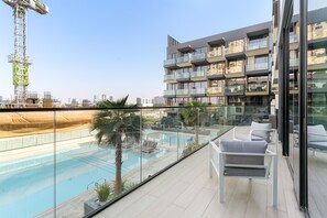 Pool - Luxurious 2 BD with Private Jacuzzi in JVC (Dubai)