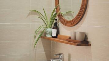 Douche, sèche-cheveux, serviettes fournies, savon