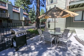 Outdoor dining - Mammoth Sierra Townhomes #38 3 Bedroom Condo (Mammoth Lakes)