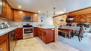 Apartment, 3 Schlafzimmer | Eigene Küche | Kühlschrank, Ofen, Wasserkocher mit Kaffee-/Teezubehör, Toaster