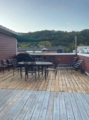 Outdoor dining - Pink Theme Room in Marlinton! (Marlinton)