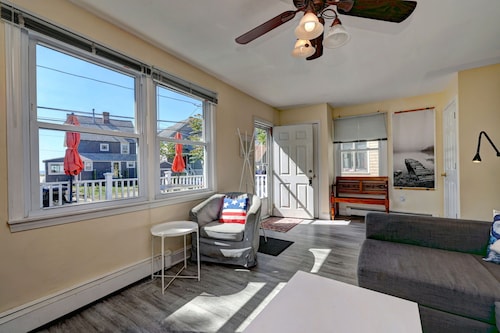 Charming 2-bedroom 50 ft from Fort Trumbull private beach.