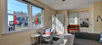 Charming 2-bedroom 50 ft from Fort Trumbull private beach.