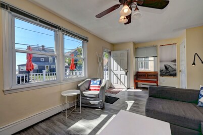 Charming 2-bedroom 50 ft from Fort Trumbull private beach.