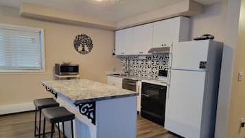 Køleskab, mikrobølgeovn, ovn, kogeplade