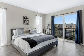 3 habitaciones, tabla de planchar con plancha, wifi y ropa de cama 
