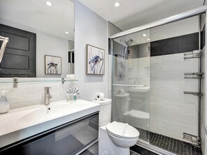 Condo luxueux, vue sur la plage | Salle de bain | Séchoir à cheveux, serviettes fournies