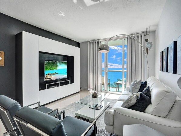 럭셔리 콘도, 해변 전망 | 거실 공간 | 케이블 채널 시청이 가능한 50인치 스마트 TV