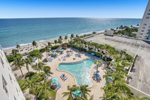 2 개의 야외 수영장, 06:00 ~ 19:00 오픈, 수영장 파라솔, 일광욕 의자