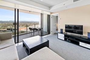 Apartamento, 1 quarto, vista para a cidade | Área de estar | Smart TV 50 polegadas com canais a cabo