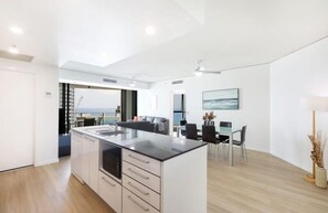 Luxury Διαμέρισμα, 2 Υπνοδωμάτια, Θέα στη Θάλασσα | Ιδιωτική κουζίνα | Ψυγείο, φούρνος μικροκυμάτων, φούρνος, μαγειρικές εστίες
