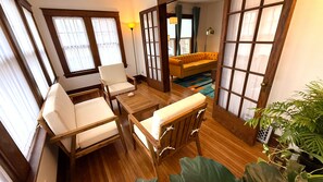 Une pièce de style japonais traditionnel, avec un sol recouvert de tatamis, une petite table en bois et un canapé.