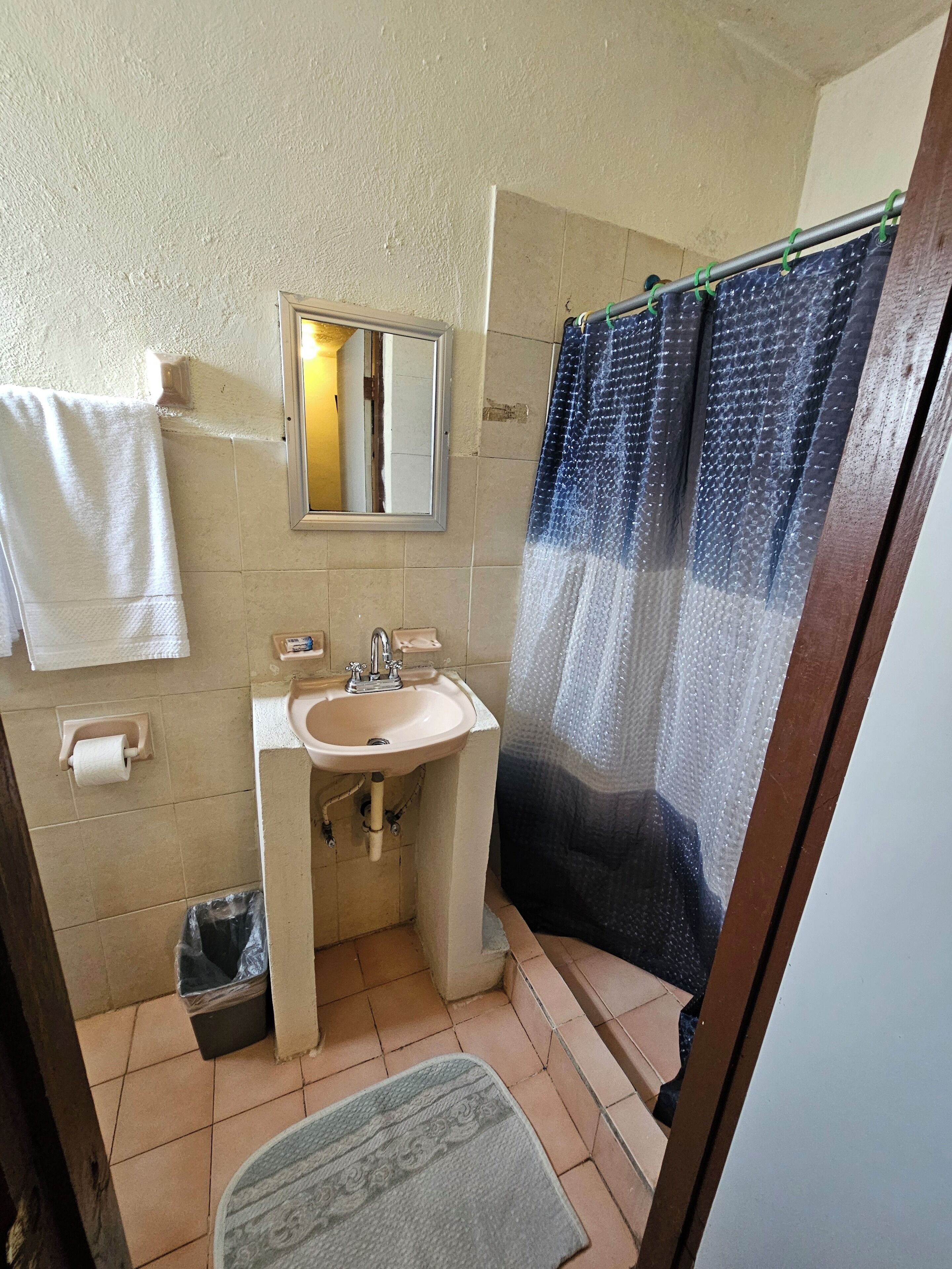 Ducha, artículos de tocador gratuitos, toallas, jabón
