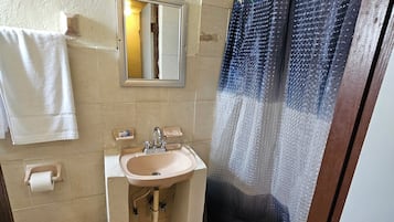 Ducha, artículos de tocador gratuitos, toallas, jabón