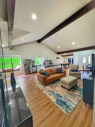 Spacious & Game room in Irving 15 min to Airport& downtown Dallas