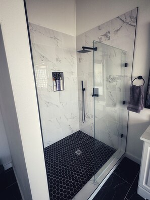 Hair dryer, towels, soap, toilet paper - Spacious & Game room in Irving 15 min to Airport& downtown Dallas (Irving)