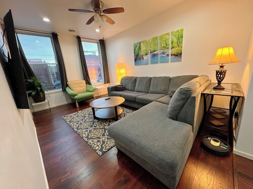 115#201-Spacious 3-bedroom apartment with WiFi, AC in charming Dubuque