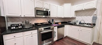 115#201-Spacious 3-bedroom apartment with WiFi, AC in charming Dubuque