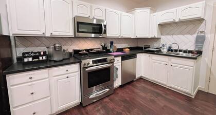 115#201-Spacious 3-bedroom apartment with WiFi, AC in charming Dubuque