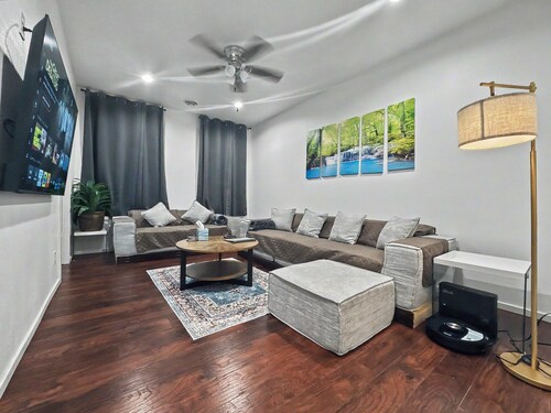 115#201-Spacious 3-bedroom apartment with WiFi, AC in charming Dubuque