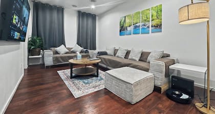 115#201-Spacious 3-bedroom apartment with WiFi, AC in charming Dubuque