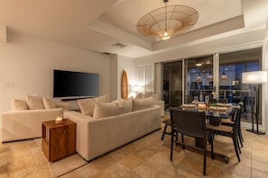 Smart TV, books, stereo, offices - Modern Boho Penthouse, Majestic Views, Hilton Pool 🏖️, 2BR+Bonus, Sleeps 6 (Waikoloa)