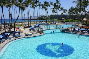 A heated pool - Modern Boho Penthouse, Majestic Views, Hilton Pool 🏖️, 2BR+Bonus, Sleeps 6 (Waikoloa)