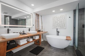 Shower, hair dryer, towels - Modern Boho Penthouse, Majestic Views, Hilton Pool 🏖️, 2BR+Bonus, Sleeps 6 (Waikoloa)