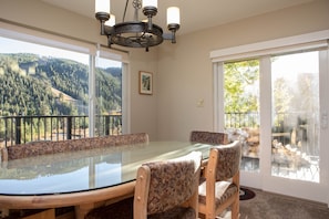 Condo, 2 Bedrooms | Dining