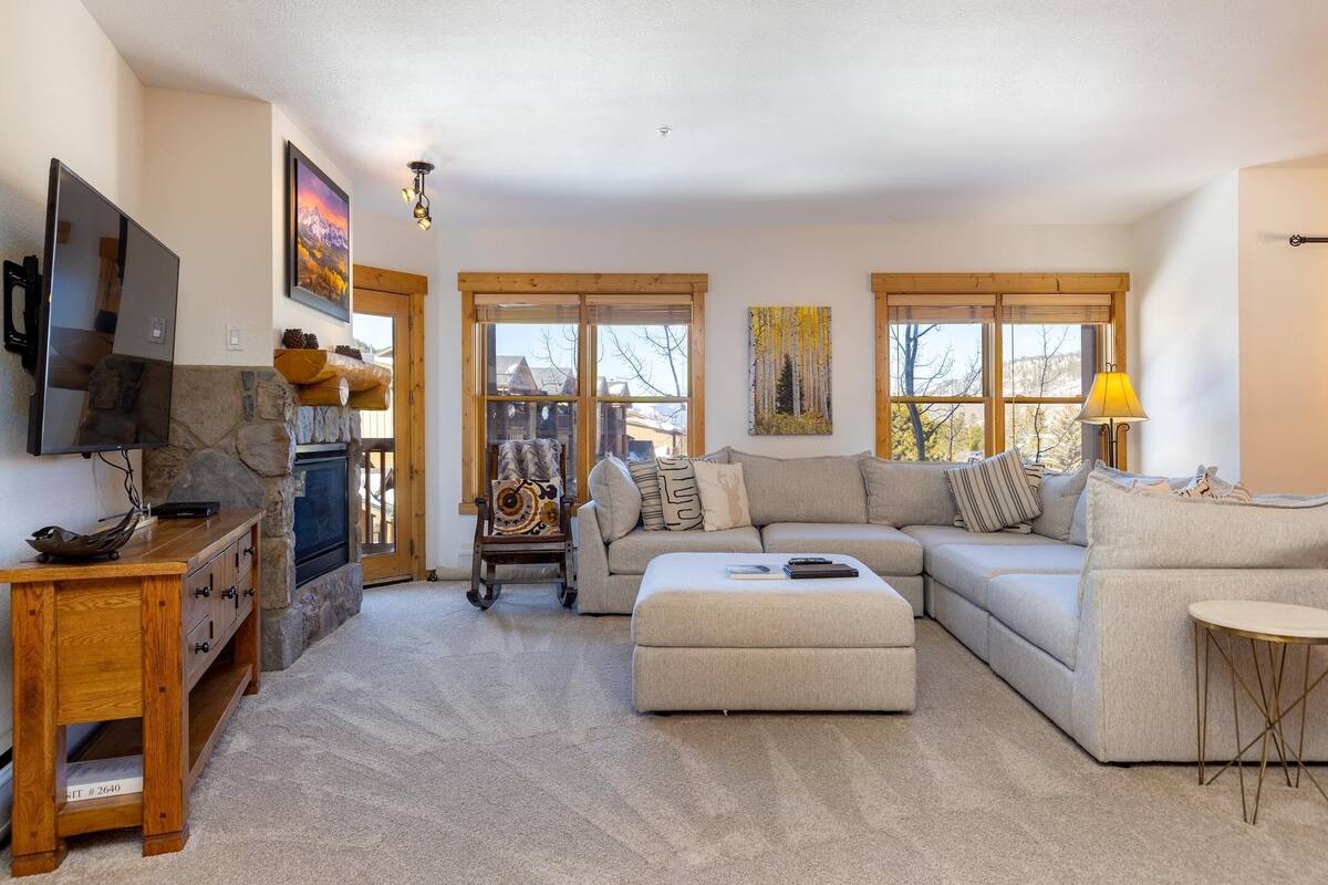 Condo, 3 Bedrooms | Living area