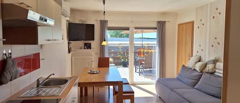 Smart-TV, DVD-Player, Bücher, Stereoanlage