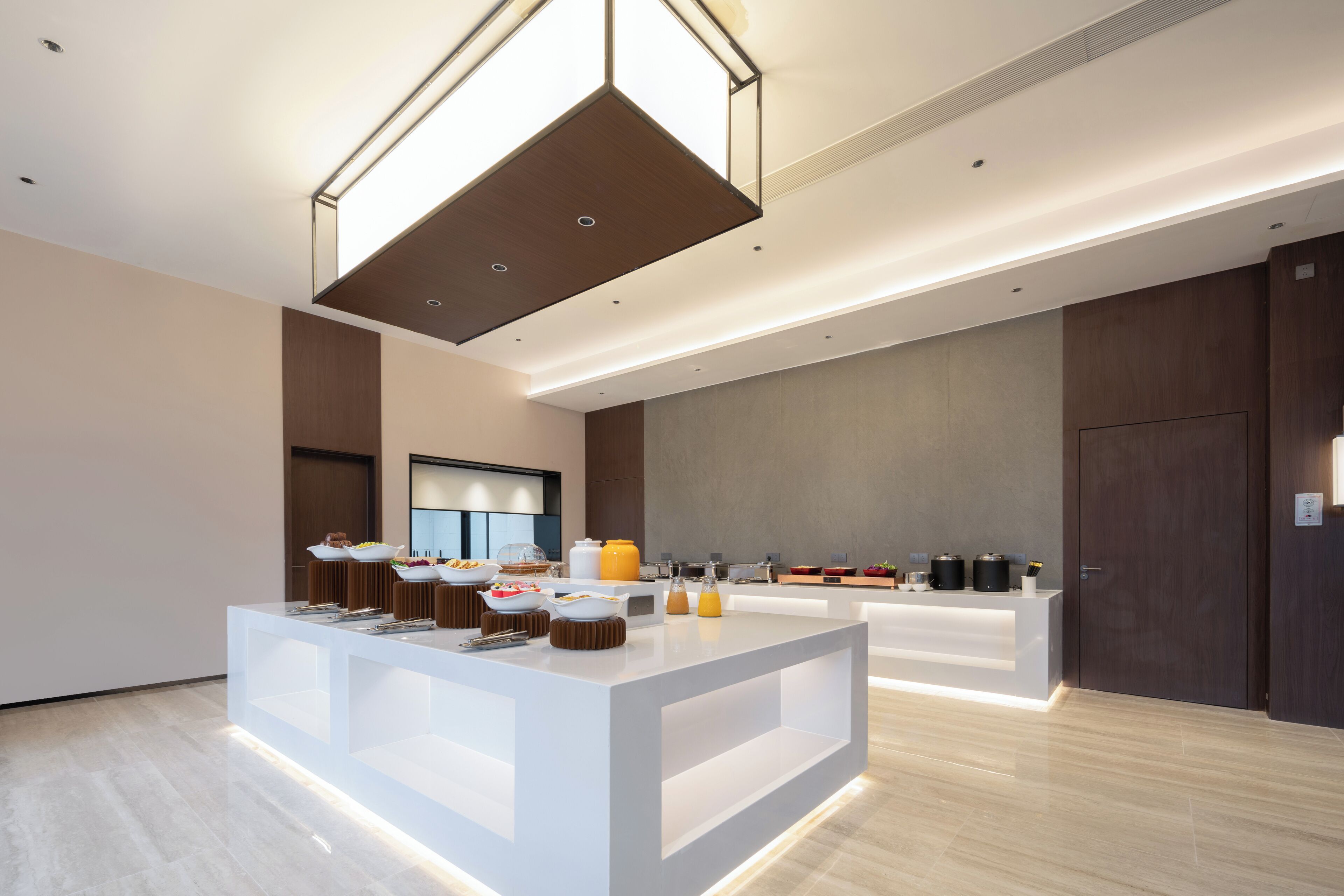 Daily local cuisine breakfast (CNY 48 per person)