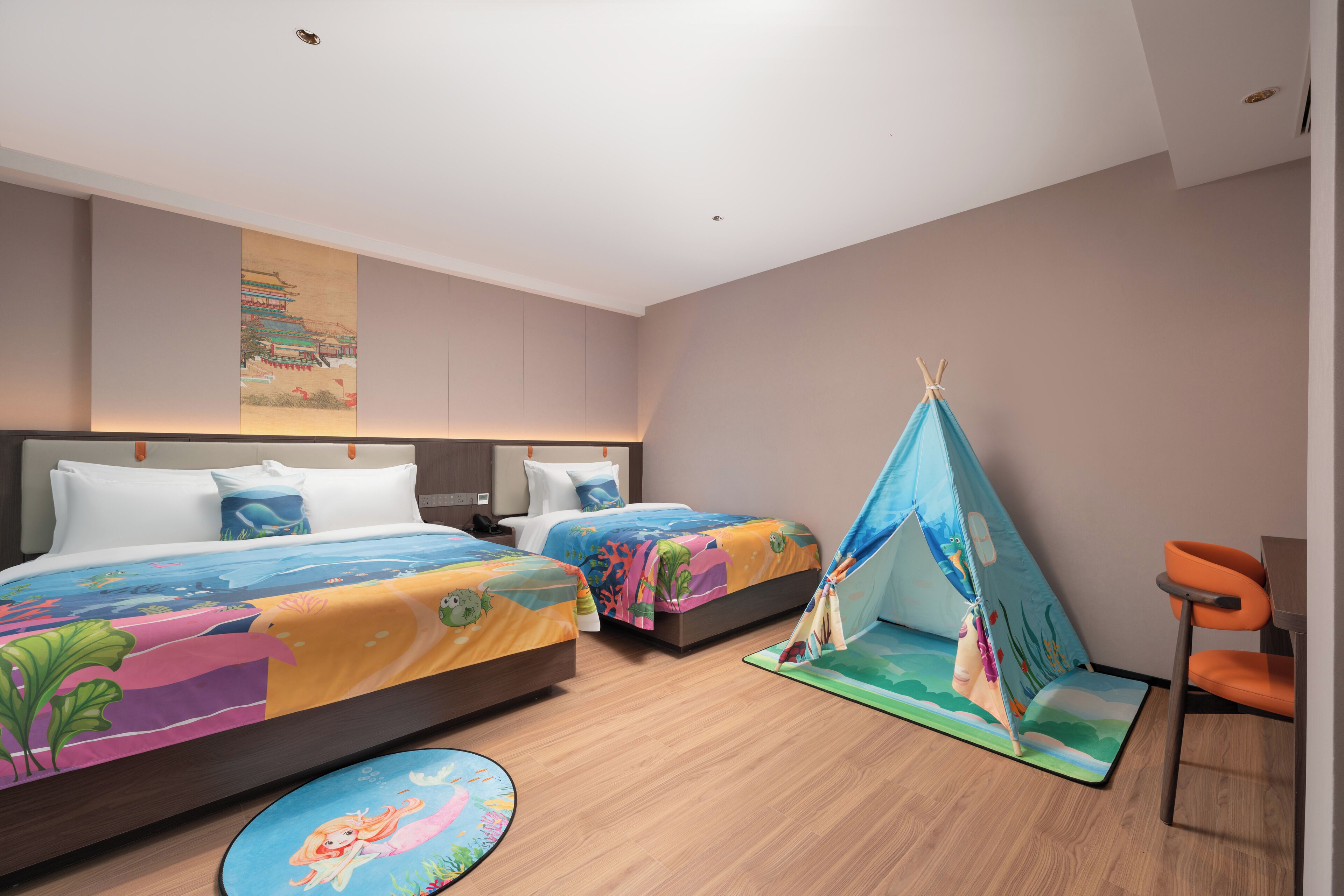 Une chambre d’hôtel avec deux lits, une tente et une chaise.