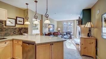 Condo, 2 Bedrooms | Interior