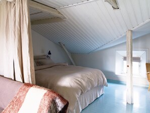 1 chambre, bureau, fer et planche à repasser, lit parapluie