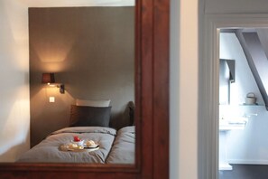 5 bedrooms, iron/ironing board, WiFi, bed sheets