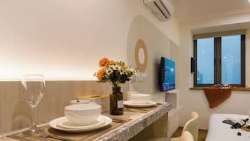 Phòng Suite Premium | Bàn, khu vực làm việc phù hợp cho laptop, màn/rèm cản sáng