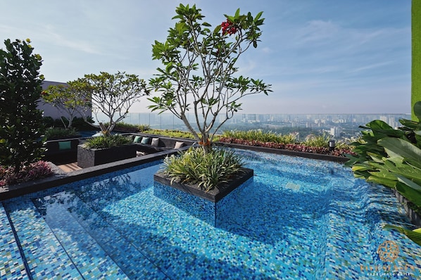 Una piscina al aire libre